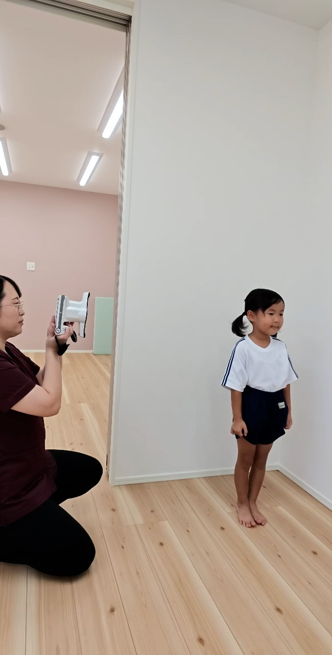AI姿勢分析の測定を受けるお子さん
