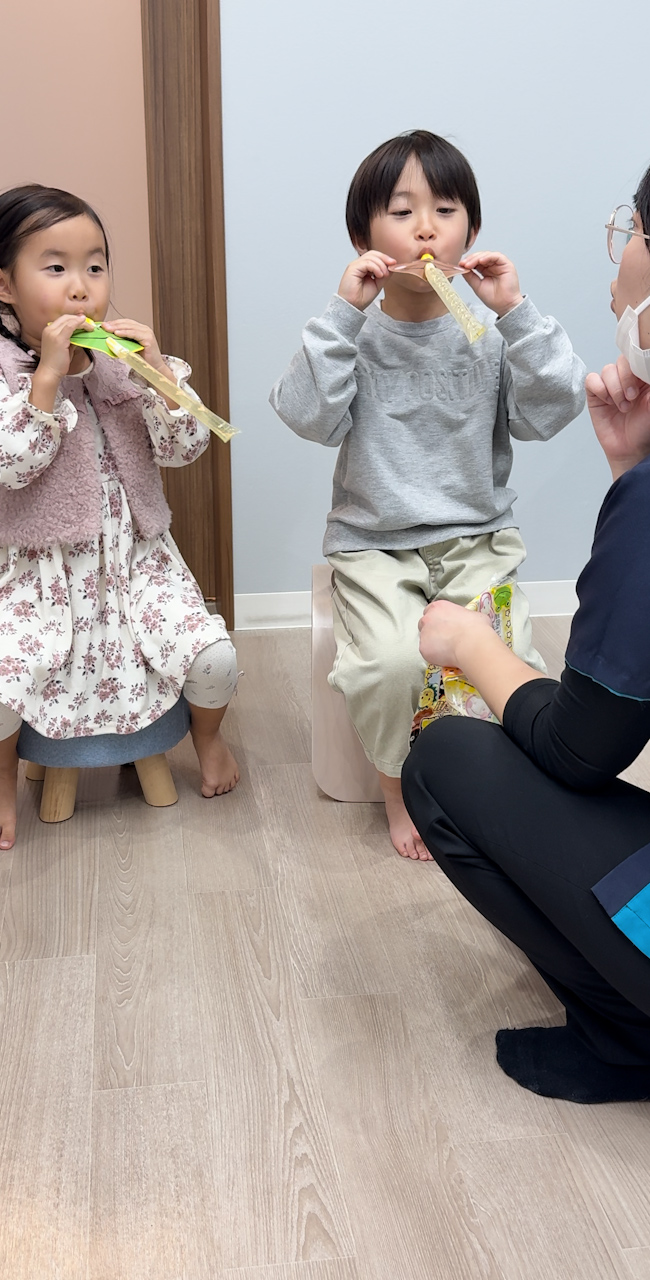 口腔トレーニングに取り組むお子さん