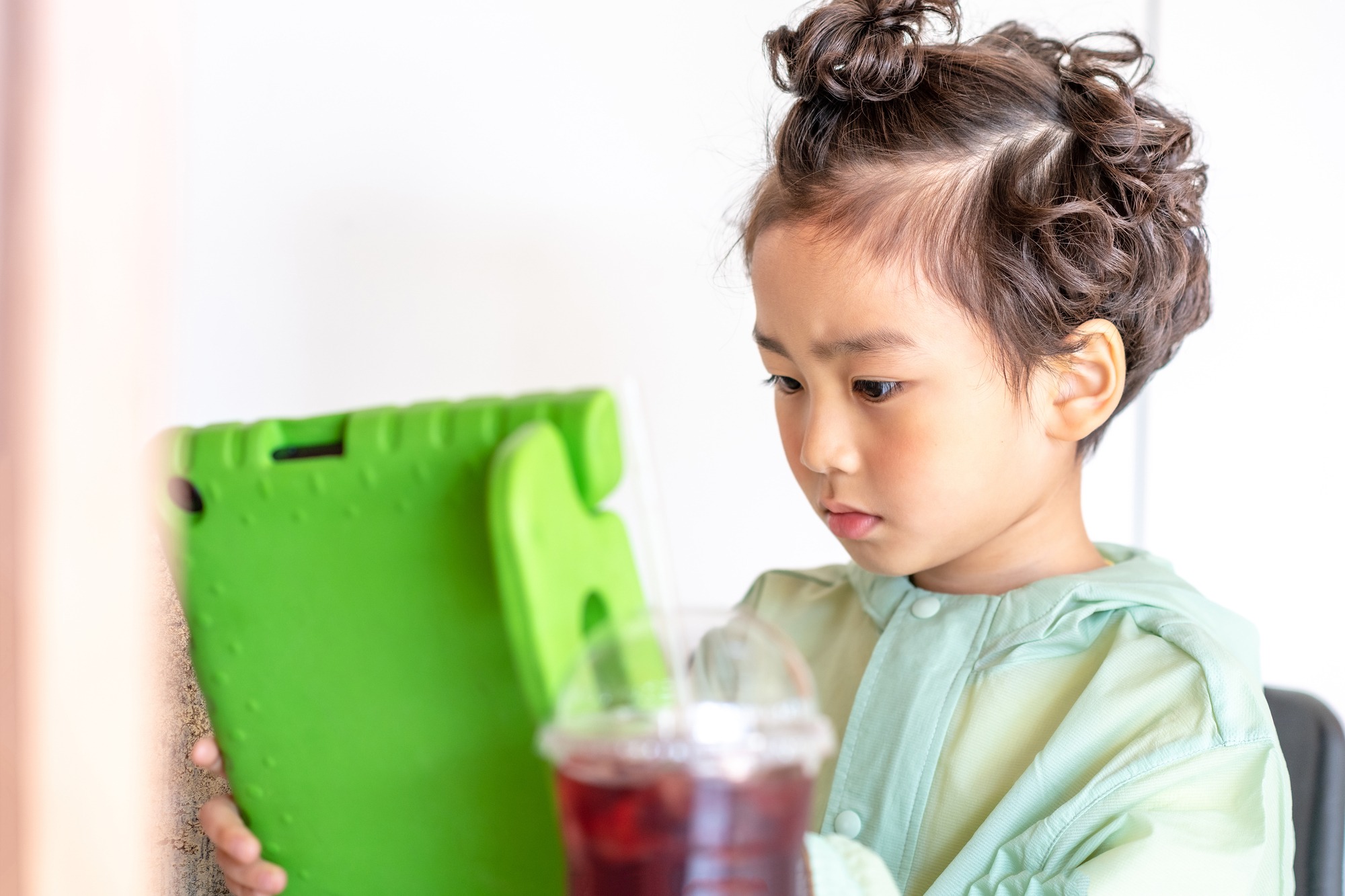 スマートフォンを長時間使用するお子さん