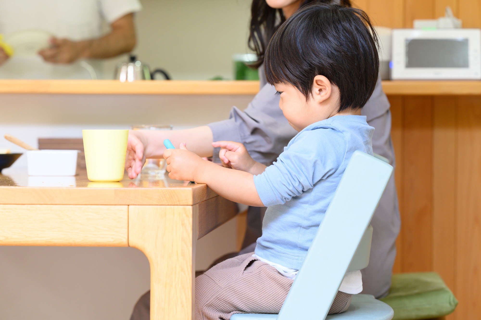 身体に合った高さの椅子に座るお子さん