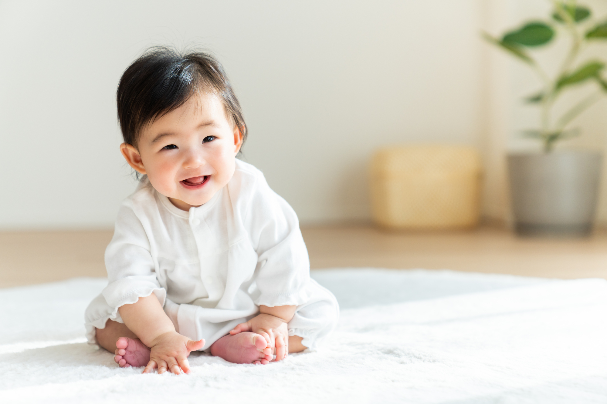 座って過ごす乳児
